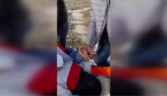 Sağlık ekipleri köyden sedyeyle aldıkları hastayı 2 kilometre uzakta bekleyen ambulansa taşıdı