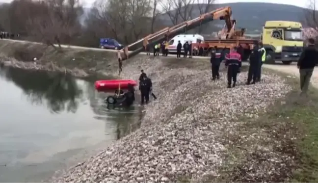 Kum ocağı göletine düşen otomobildeki çift hayatını kaybetti