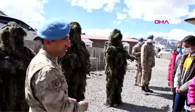 ŞIRNAK Beytüşşebap'ta 18 Mart töreni; öğrenciler, komandolarla buluştu