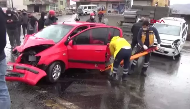 ZONGULDAK Hafif ticari araç ile otomobil çarpıştı: 5 yaralı