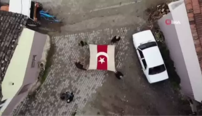 Dedelerinden kalan 300 yıllık bayrağa gözleri gibi bakıyorlar