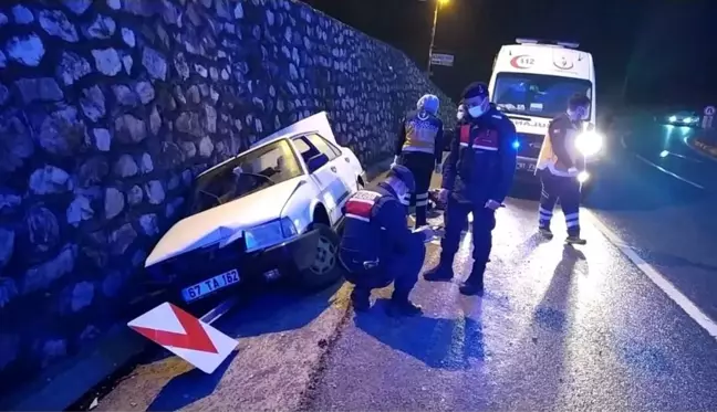 Yoldan çıkan otomobil yön levhasına çarparak durdu