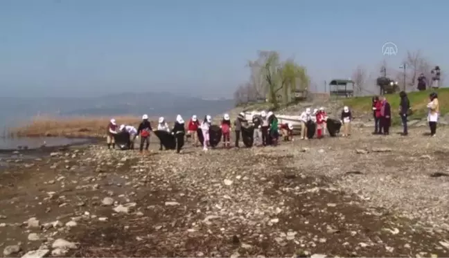 Son Dakika | İlkokul öğrencileri Dünya Su Günü'nde Sapanca Gölü'nde kıyı temizliği yaptı