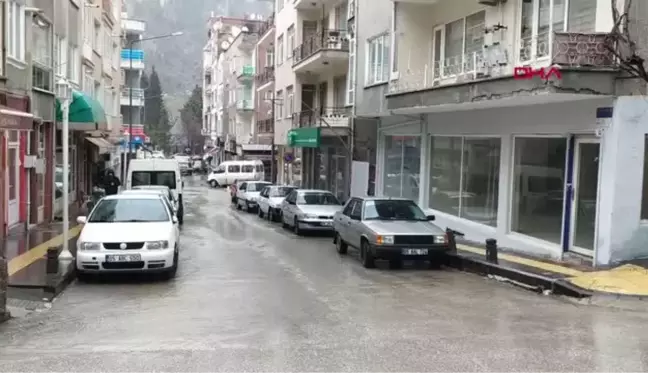 AMASYA Çok yüksek riskli il Amasya'da sağanakla birlikte sokaklar bomboş kaldı