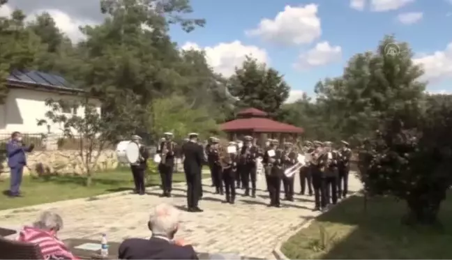 Belediyenin bando takımı huzurevi sakinleri için çaldı