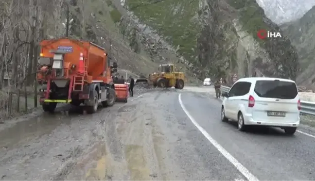 Son dakika haber... Hakkari'de sel.. Debisi yükselen dere köprüye ve istinat duvarına zarar verdi