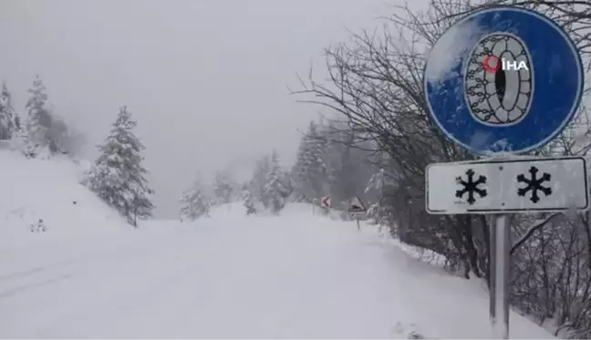 Kastamonu'da yoğun kar yağışı köy yollarını ulaşıma kapadı