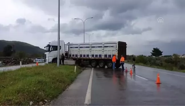 Kontrolden çıkan tır refüje çıkarak durabildi