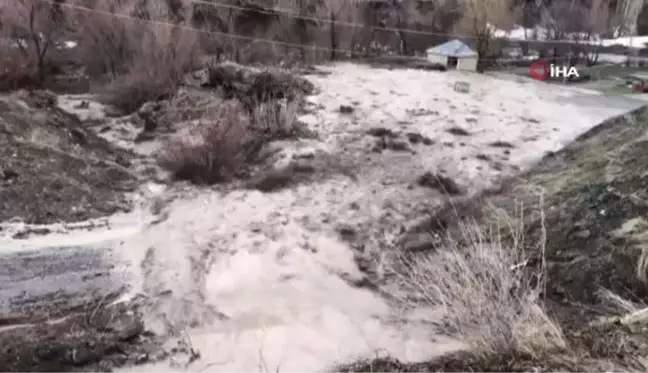 Tunceli'de kuvvetli sağanak taşkına neden oldu