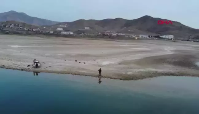 TUNCELİ Kıyıya vuran atık ahşabı, sanat eserine dönüştürüyor