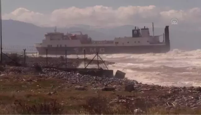 İskenderun Körfezi'nde 8 yıldır demirli bulunan hacizli gemi, fırtına nedeniyle karaya oturdu (2)