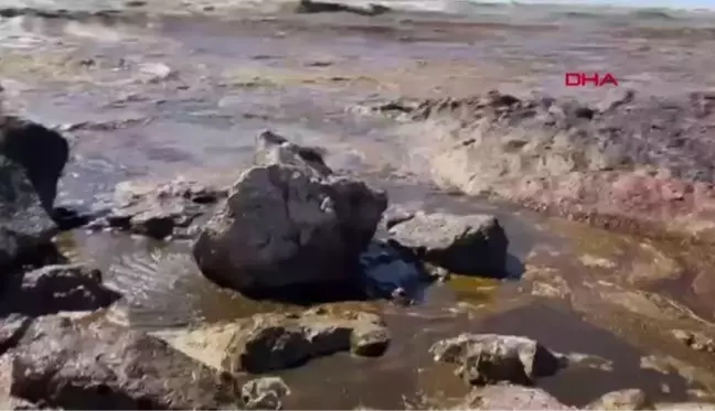 ADANA Karataş kıyıları gemi atıkları nedeniyle siyaha boyandı