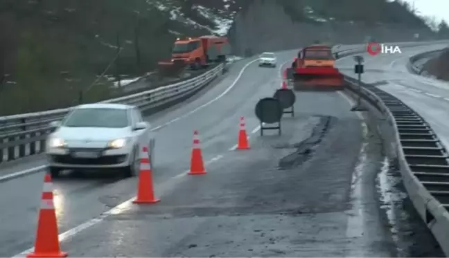 Düzce - Akçakoca karayolunda göçme meydana geldi