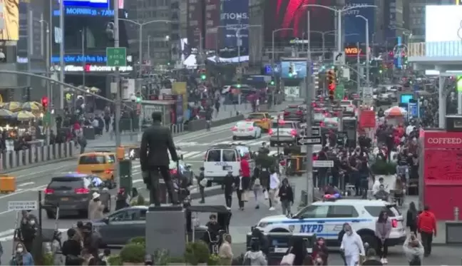 New York sokakları eski kalabalık günlerine geri dönüyor