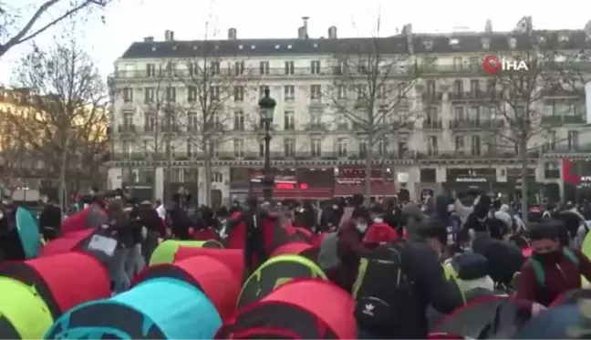 Yüzlerce göçmen, Paris'in ortasına çadır kurdu