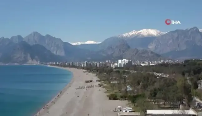 Karlı dağların gölgesinde deniz keyfi