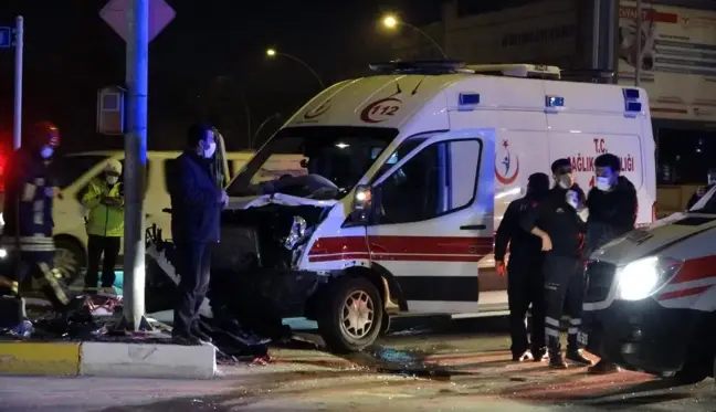 Hasta taşıyan ambulans ve otomobil çarpıştı: 7 yaralı