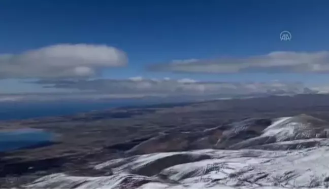 Son Dakika | Artos Dağı'na tırmanan kayakseverler eşsiz manzaraya karşı snowboard yaptı