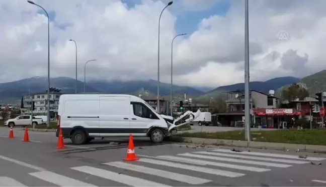 Panelvan ile çarpışan otomobillin sürücüsü yaralandı