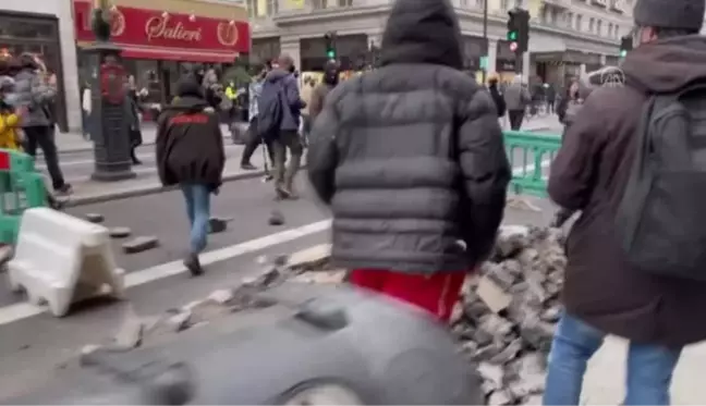 İngiltere'de polise yeni yetkiler veren tasarının protesto edildiği gösteriye polis müdahale etti