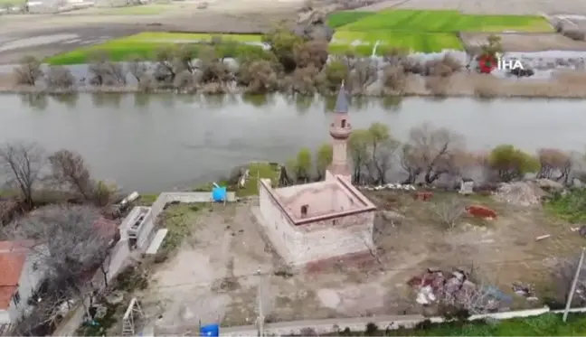 613 yıllık caminin minaresi böyle yıkıldı...Yeni caminin duvarı var çatısı yok