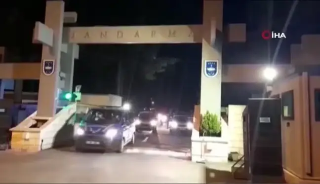 Şanlıurfa'da toprağa gömülü ve ahırda uzun namlulu silahlar ele geçirildi