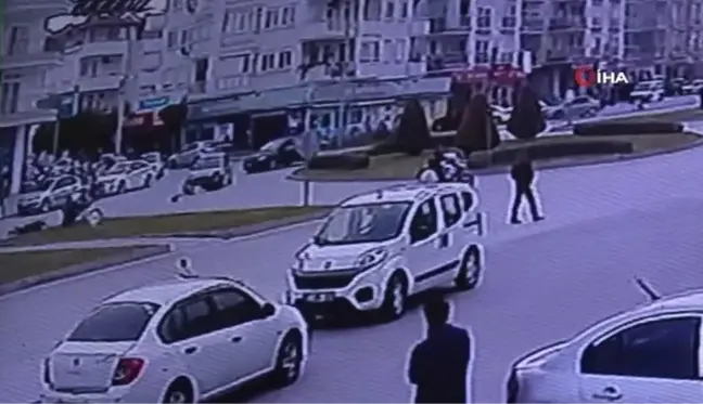 Motosiklet sürücüsünün ticari araca çarpıp savrulduğu kaza kameralara yansıdı