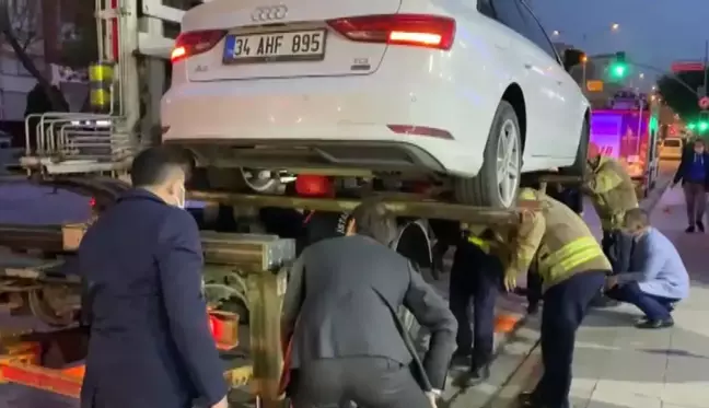 Pendik'te araç motoruna sıkışan kedi, belediye başkanının ihbarıyla kurtarıldı