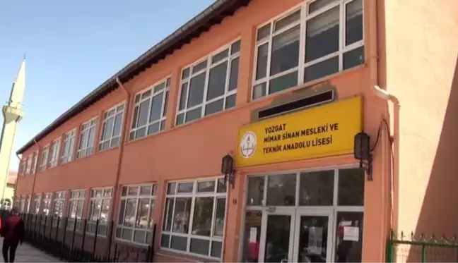 Yozgat Mimar Sinan Meslek Lisesi'nde üretilen sıralar Türkiye'nin dört bir tarafına gönderiliyor