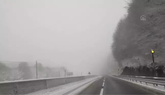 Bolu Dağı'nda kar yağışı etkili oluyor (2)