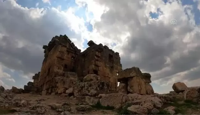 DİYARBAKIR - Bisiklet tutkunları 3 bin yıllık Zerzevan Kalesi'nde tarihe pedal çeviriyor