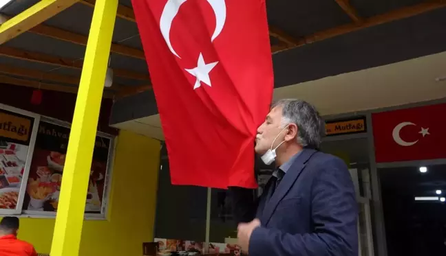 Şehit babası Türk bayağını öpüp güvenlik güçlerine dua etti