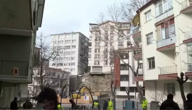 Çökme tehlikesi nedeniyle 8 katlı bina boşaltıldı (2)