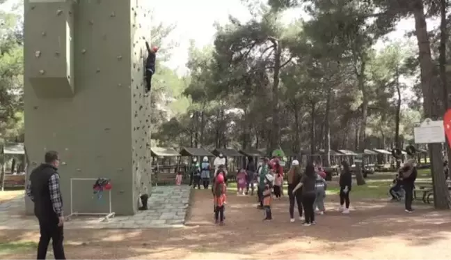 GAZİANTEP - Salgın nedeniyle evden çıkamayan anne ve çocukları belediyenin tahsis ettiği kampta eğleniyor