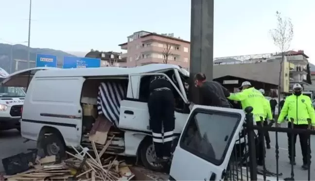 metal yönlendirme direğine çarpan panelvanın sürücüsü ağır yaralandı