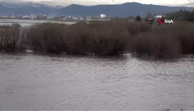 Kura nehri taştı, tarım arazileri sular altında kaldı