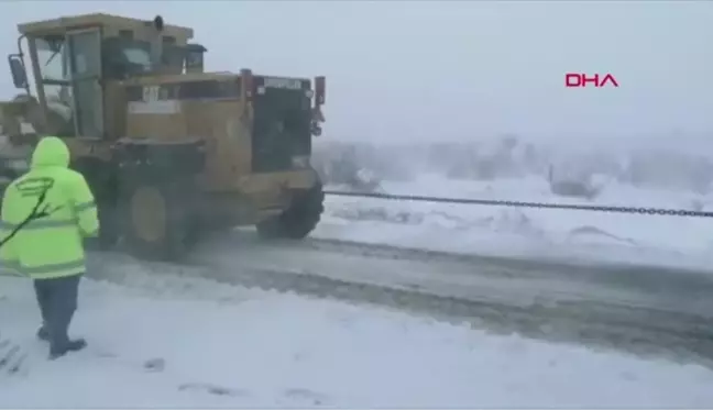 MERSİN'DE, KARDA MAHSUR KALAN VATANDAŞLAR KURTARILDI