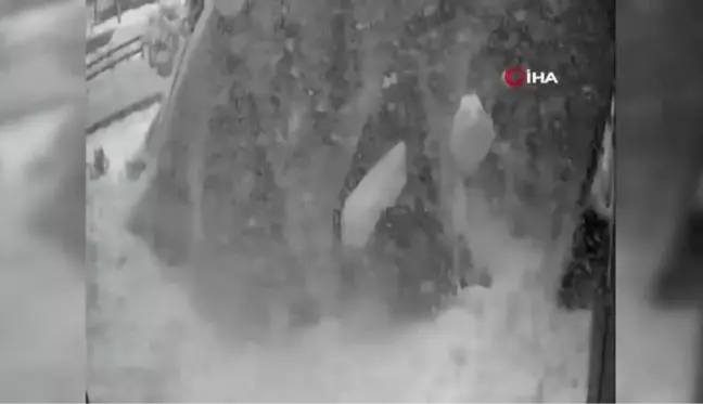 Nevşehir'de yoğun kar yağışı iş yerine ait şemsiyeyi kırdı
