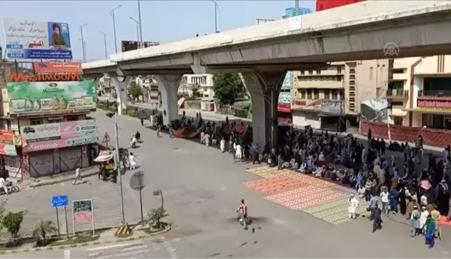 İSLAMABAD - Pakistan'da Fransız büyükelçinin gönderilmesini isteyen parti liderinin gözaltına alınması protesto edildi