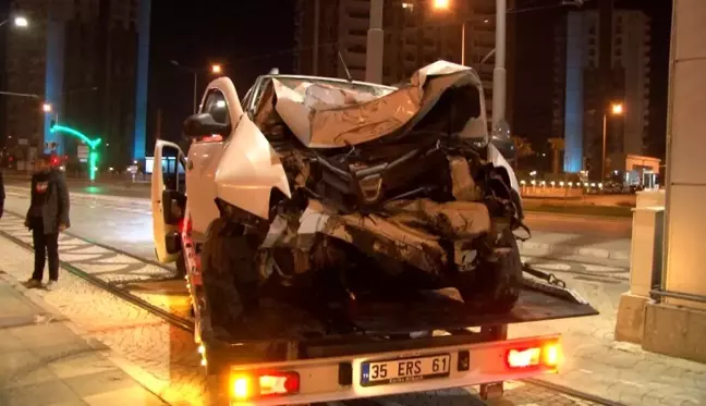 İzmir'de otomobil üst geçidin ayağına çarptı: 1 yaralı