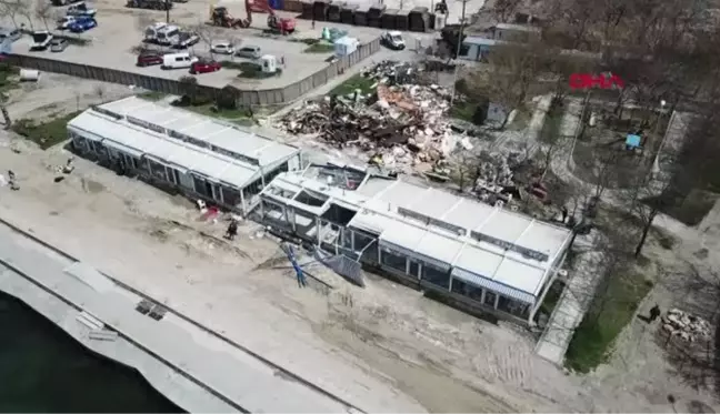 BÜYÜKÇEKMECE SAHİLİ'NDE MÜHÜRLENEN GÖZLEMECİLERİN YIKIMINA BAŞLANDI