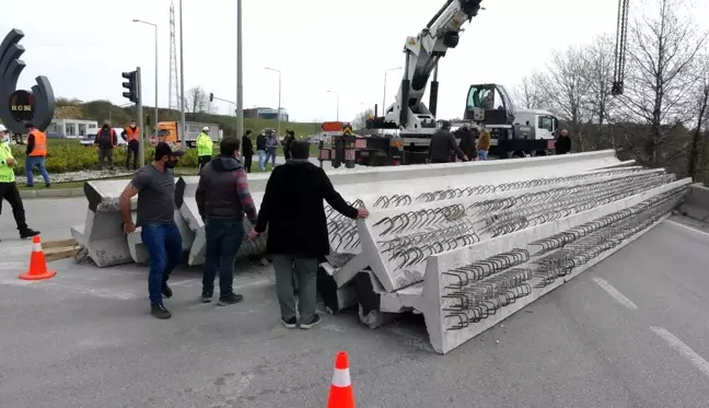 Tırın üzerindeki tonlarca ağırlığındaki beton köprü kirişleri yola devrildi