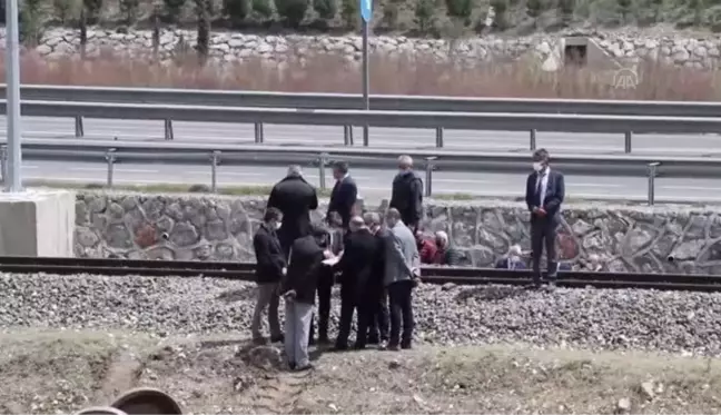 Yük treni, itmek için yaklaştığı arızalı trene çarptı, 2 makinist yaralandı (5)