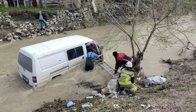 Dereye uçan araçtan böyle kurtardılar