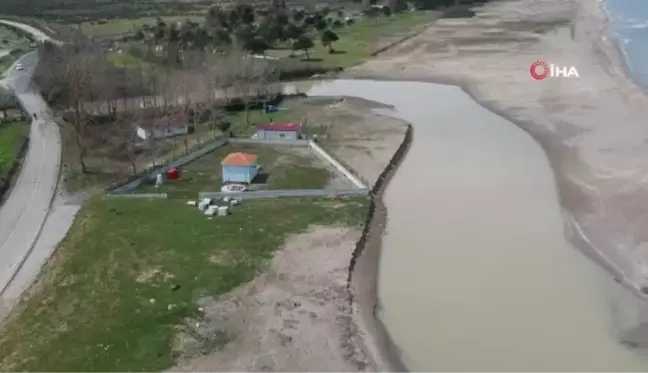 Sinop'ta yağmurun karları eritmesiyle taşkın riski yaşandı.. Deniz iki renge büründü