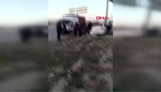 AFYONKARAHİSAR-Otomobil ile TIR kavşakta çarpıştı: 3 ölü, 2 yaralı