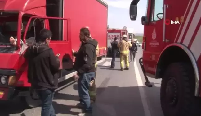 Arnavutköy'de hafriyat kamyonu ile kamyonet çarpıştı: 1 yaralı