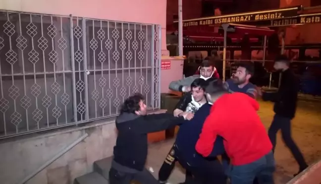 Bursa'da tarihi antikacı dükkanındaki yangında büyük kavga böyle görüntülendi