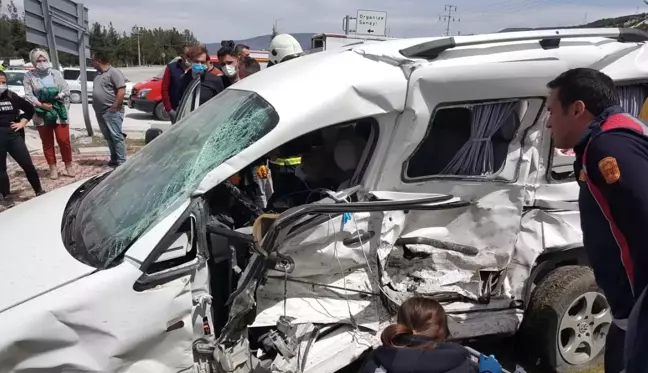 Son dakika haberleri... Hafif ticari araçla kamyonet çarpıştı: 2 ölü, 1 yaralı