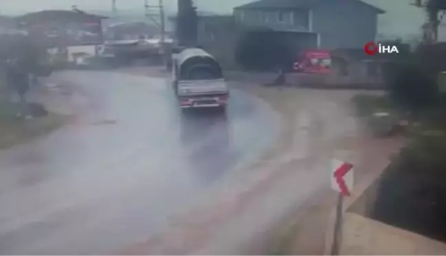 Son dakika haber... Bursa'da tır dehşeti...Kayan tırın 2 kişiye çarptığı feci kaza kameralara yansıdı